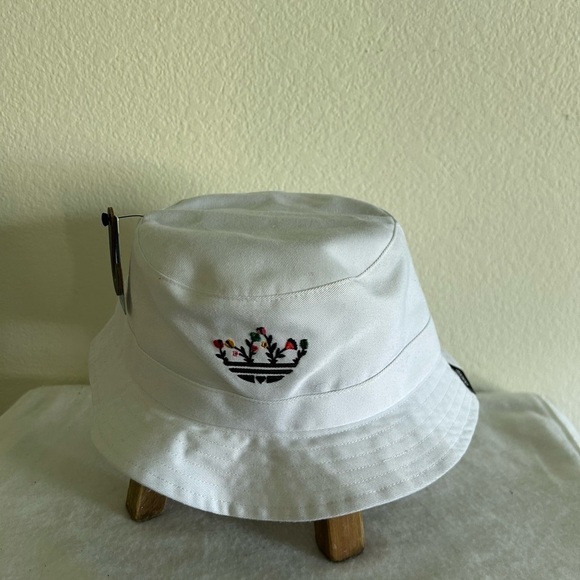 NWT ADIDAS FLORAL TREFOIL BUCKET HAT - Picture 2 of 7